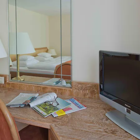 מלון Dekra Congresshotel Wart 3*